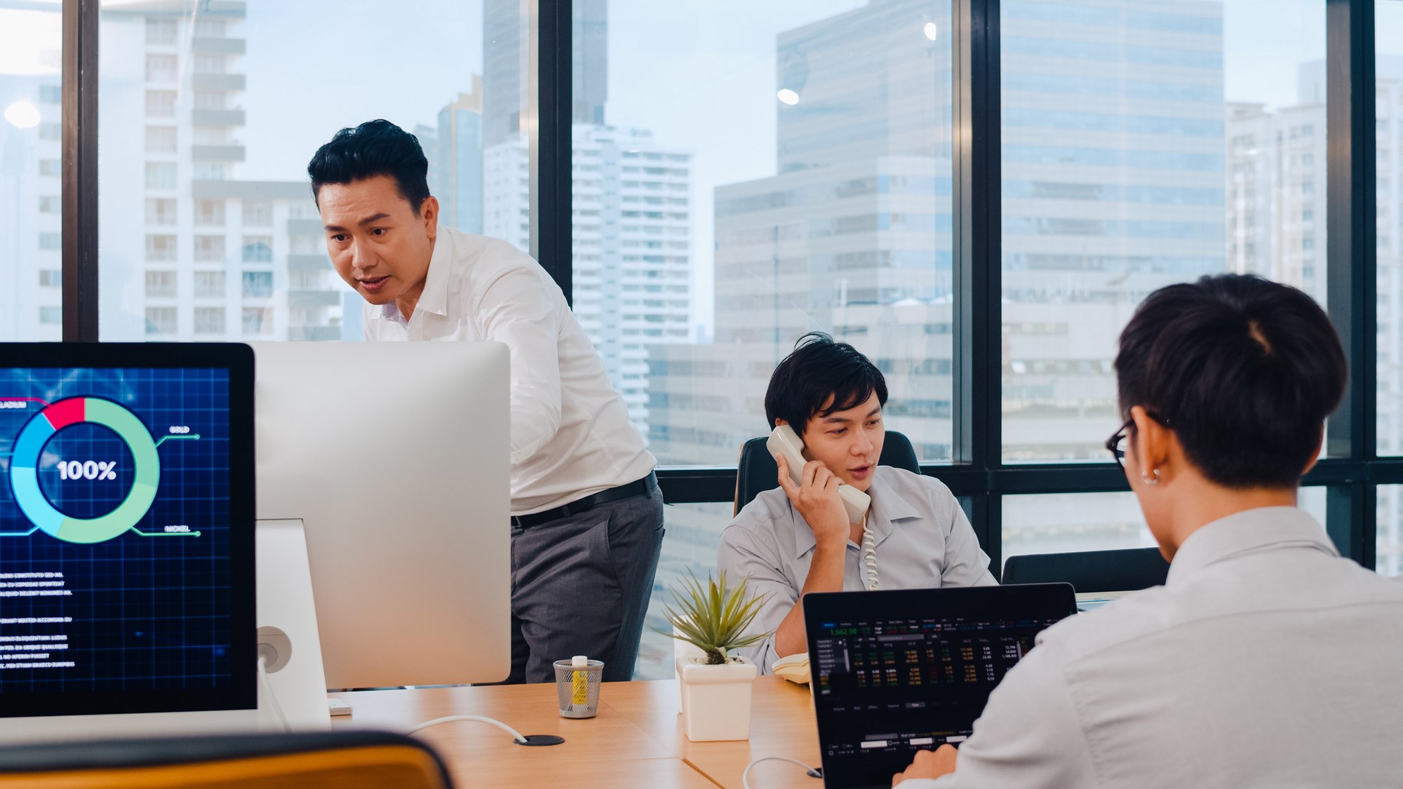 millennial-group-young-asia-businesspeople-small-modern-office-japanese-male-boss-supervisor-teaching-intern-new-employee-chinese-young-guy-helping-with-difficult-assignment-meeting-room millennial-group-young-asia-businesspeople-small-modern-office-japanese-male-boss-supervisor-teaching-intern-new-employee-chinese-young-guy-helping-with-difficult-assignment-meeting-room
